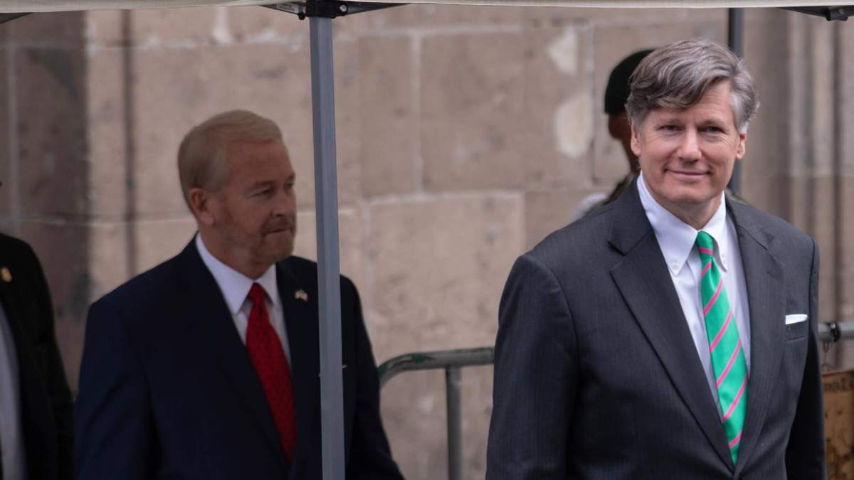 El embajador Ronald Johnson y el subsecretario Christopher Landau en junio de 2025
