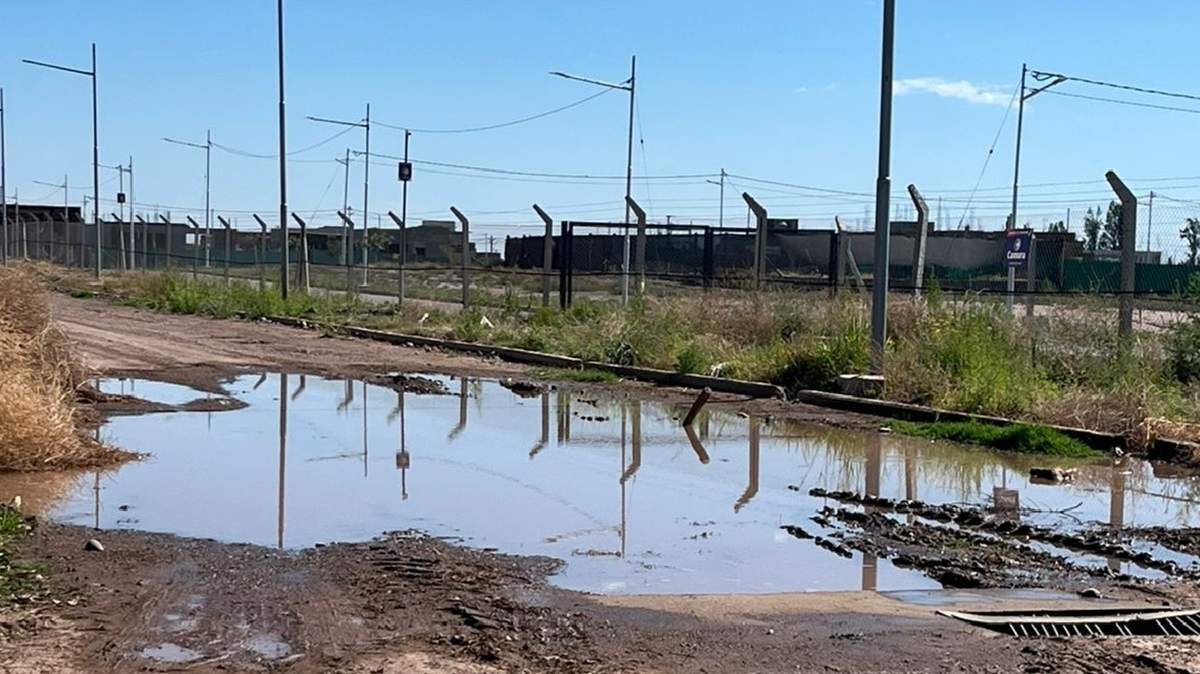 Un río en medio de la calle.
