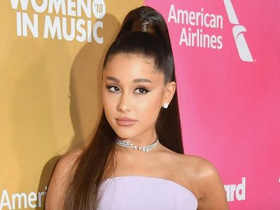 ¡De no creerlo! Ariana Grande se acerca demasiado al público y pasó algo insólito