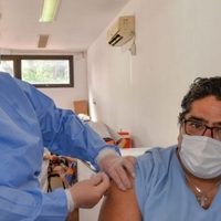 El Gobierno anunció que se aplicará la tercera dosis al personal de salud y a los mayores de 70