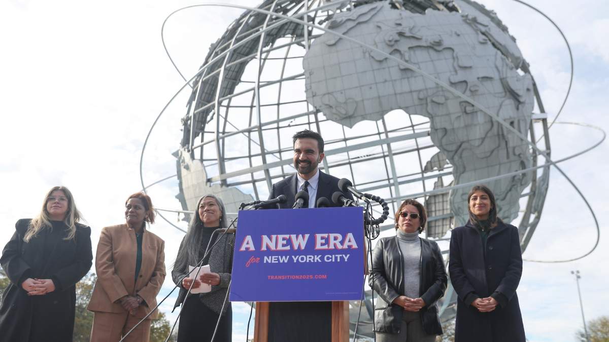 El alcalde electo de la ciudad de Nueva York Zohran Mamdani, centro, en el Unisphere de Queens en Nueva York el 5 de noviembre del 2025