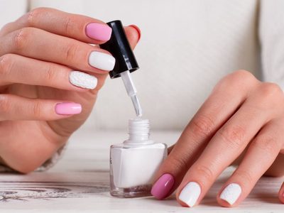 Si buscás un Nail Art sobrio pero canchero: probá esta paleta blanca y crema que es furor en otoño