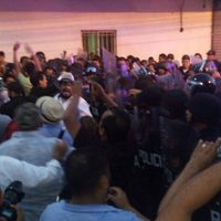 Chocan maestros y policías durante marcha en Monterrey