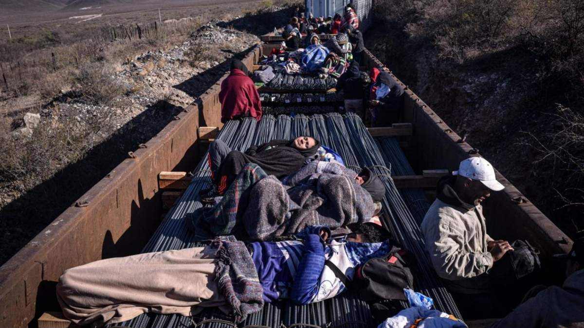 Migrantes intentan llegar en trenes a la frontera de México-EU