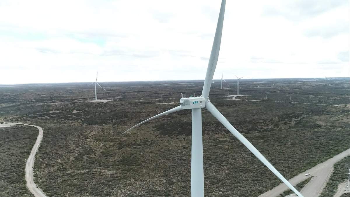 Aerogenerador del parque eólico de YPF Luz Cañadón León. Fuente: (Twitter)