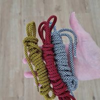 No tires los cordones viejos de tus zapatillas, transformalos en este original adorno para tu árbol de Navidad