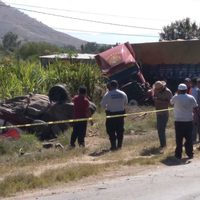 Chocan taxi y tráiler en carretera de Oaxaca; mueren cinco personas
