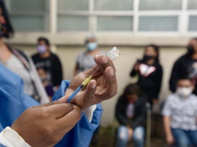 Niño se forma a las 3 de la mañana para recibir vacuna contra covid-19 en Tamaulipas