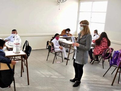 Juan Schiaretti anunció que vacunará a los docentes para que haya clases presenciales