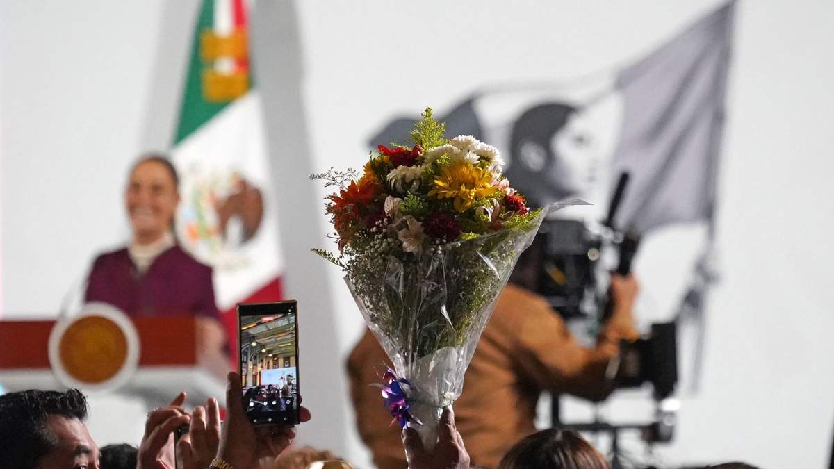 Ramo de flores para la presidenta Claudia Sheinbaum con motivo de su cumpleaños 63