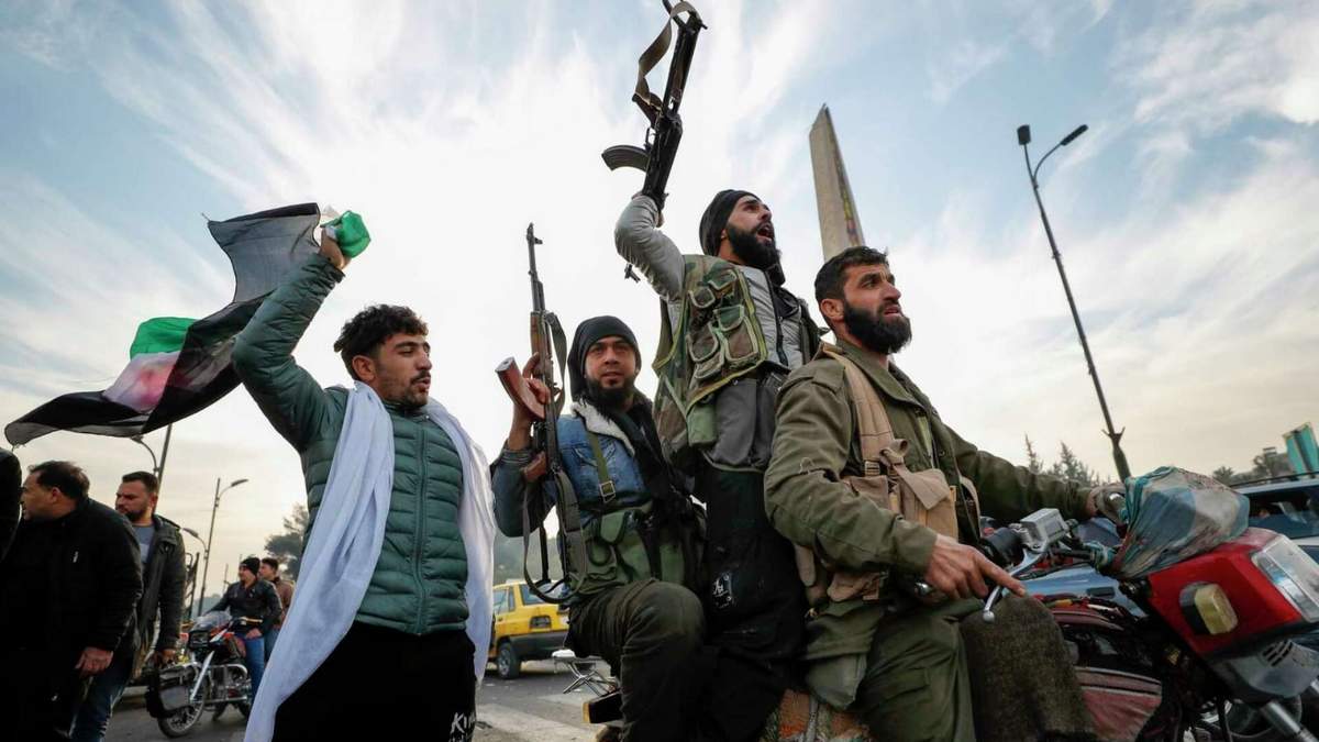 Combatientes de oposición siria celebran tras el colapso del gobierno sirio en Damasco, Siria