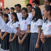 Presume Cué entrega de uniformes a estudiantes, pero no paga a proveedores