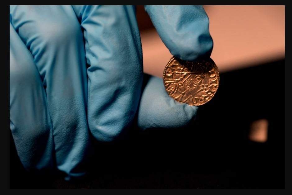 Una moneda de Eduardo el Confesor (1065-1066), que forma parte del tesoro de Chew Valley, compuesto por 2 mil 584 monedas y enterrado durante el caos que siguió a la invasión normanda de Bretaña en 1066, se exhibe en el Museo Británico de Londres