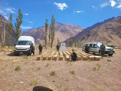 Encontraron una camioneta con 152 cajas de pirotecnia en Penitentes