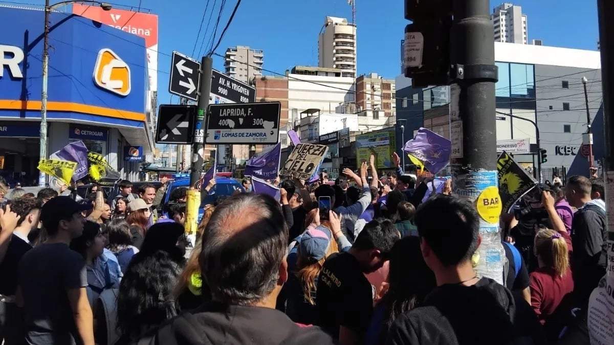 Atacaron a piedrazos a la caravana de Javier Milei