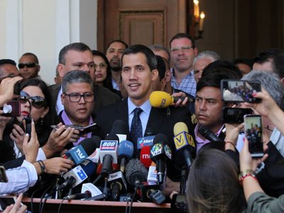 Gobierno de Maduro prohíbe a Guaidó salir del país y bloquea sus bienes