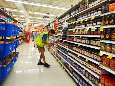Aumenta 0.4% la tasa de inflación en EU tras aranceles de Trump