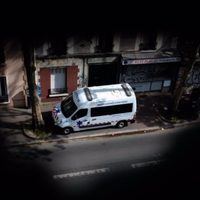 Un hombre arroja a sus hijos de 2 y 5 años desde un quinto piso y luego se suicida