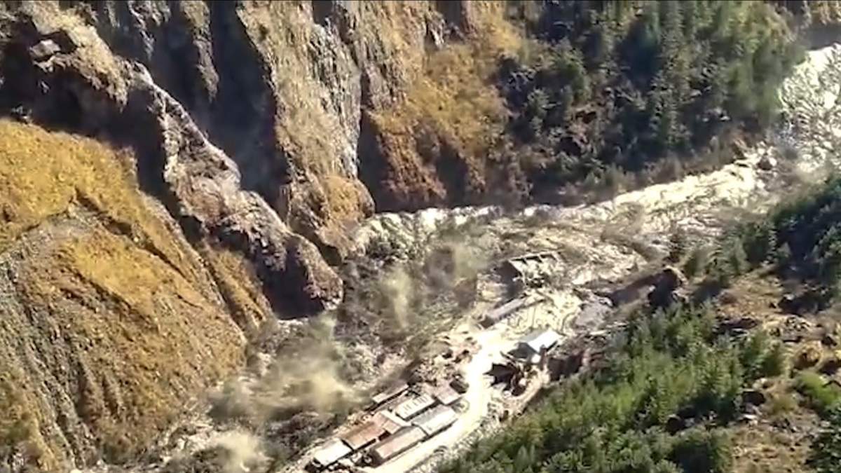 Agua, lodo y escombros fluyen por el distrito Chamoli, India