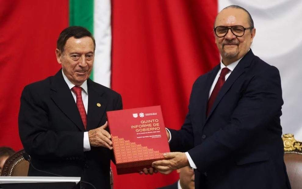El presidente de la Mesa Directiva del Congreso de la CDMX, Fausto Zamorano, diputado del PRI, recibe del secretario de Gobierno, Ricardo Ruiz, el Quinto Informe