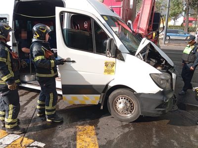 Choque de dos combis en la calzada Ignacio Zaragoza deja al menos 11 heridos