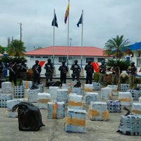 Decomisan en Ecuador millonaria carga de droga que sería transportada en lancha a México