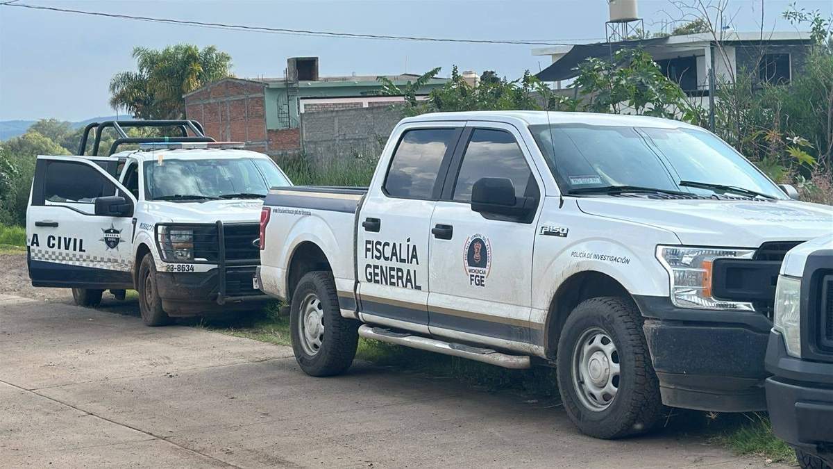 Vehículos de la Fiscalía General de Michoacán y de la Guardia Civil en Huaniqueo