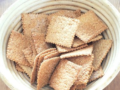Galletitas de sésamo: una receta con solo tres ingredientes para un snack sano y sin harinas