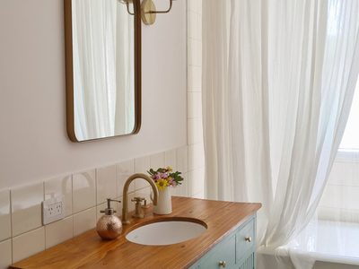 El secreto de la abuela para librar a las cortinas de tu baño de sarro y dejarlas como recién estrenadas