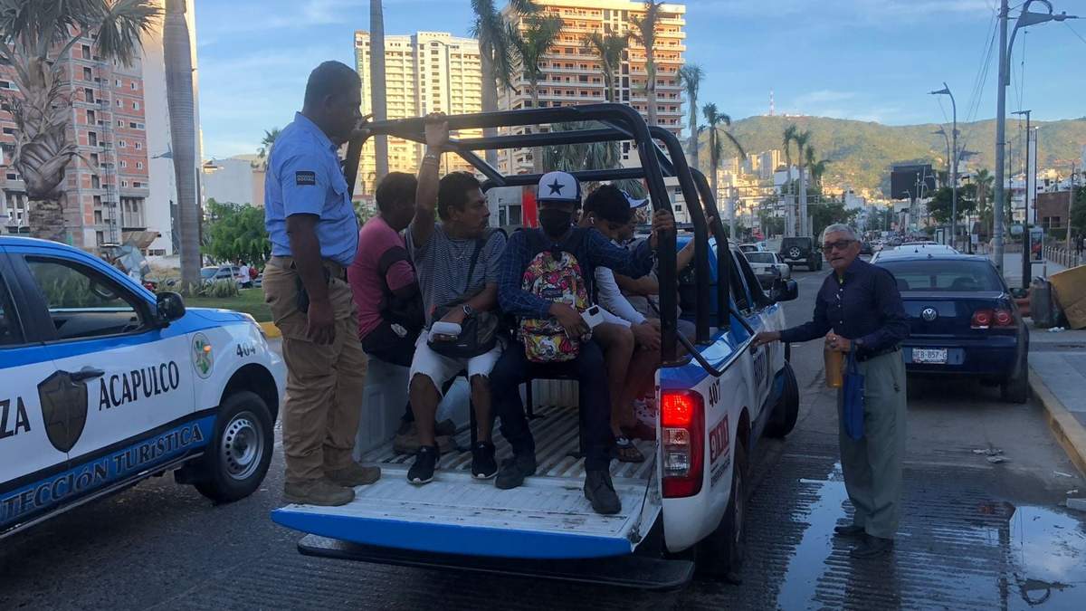 Policías ofrecieron el servicio de transporte a algunas personas
