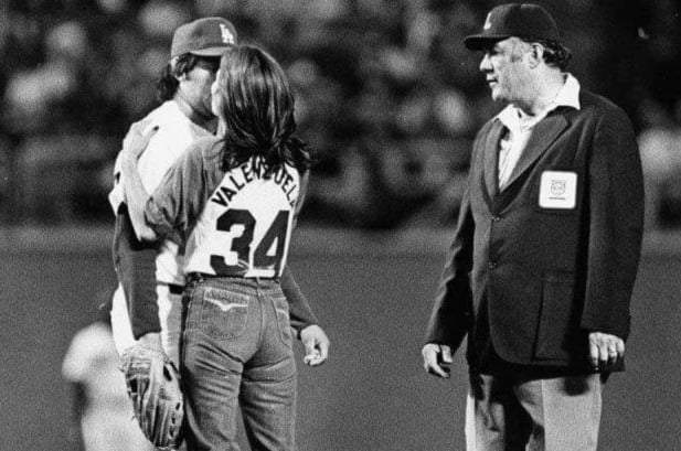 El fervor por Valenzuela. En la imagen, una aficionada que se metió al campo de juego en 1981 para besar al pitcher mexicano