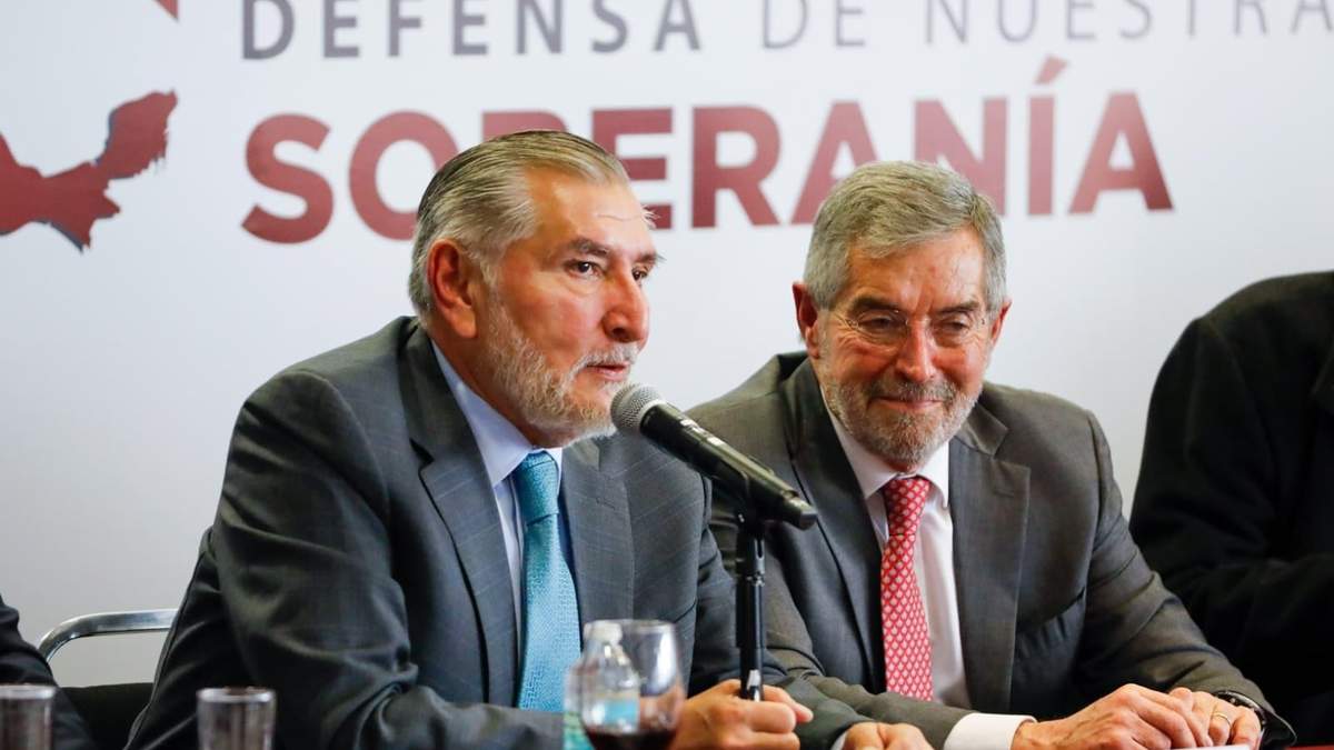 Adán Augusto López y Juan Ramón de la Fuente en la reunión plenaria de semandores de Morena