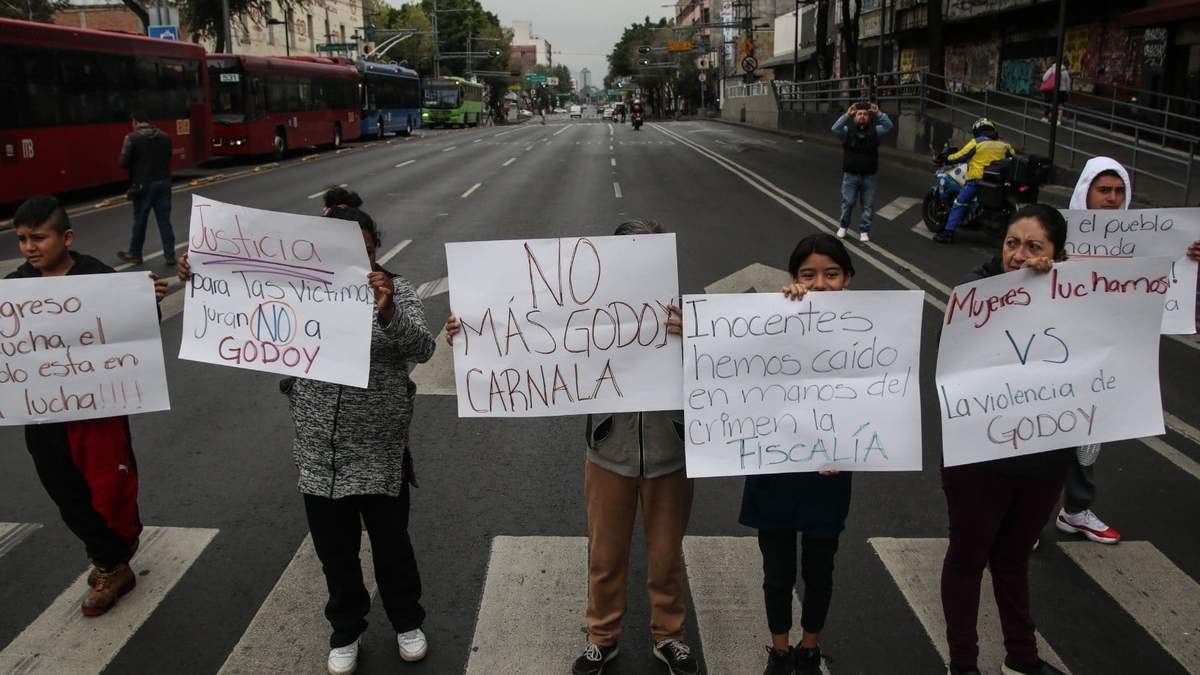 Manifestantes bloquean Eje Central en protesta por la ratificación de Ernestina Godoy al frente de la FGJCDMX