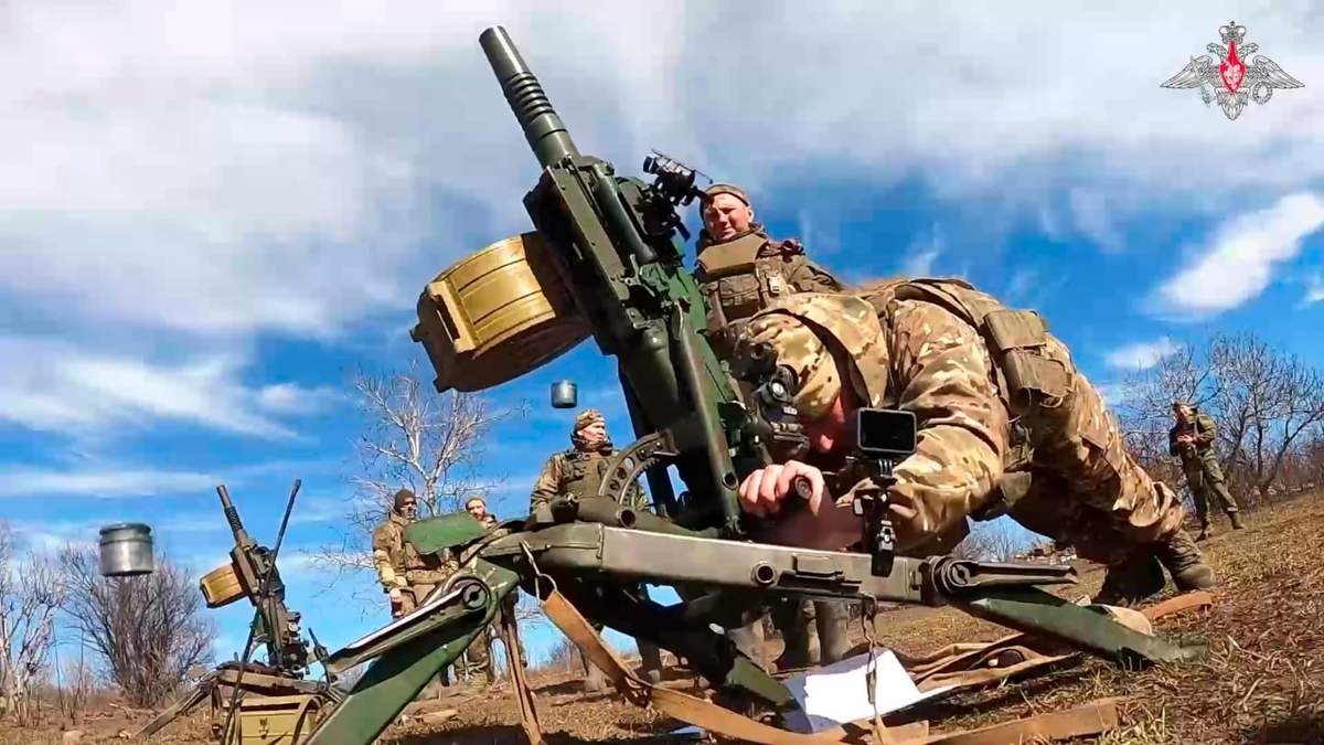 En esta foto, tomada de un video distribuido por el Servicio de Prensa del Ministerio de Defensa de Rusia el domingo 30 de marzo de 2025, se ve a un equipo de mortero ruso disparando durante un ejercicio militar en un lugar no revelado