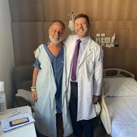 Un hombre lucha 10 años contra el cáncer y lo vence en un mes con este tratamiento