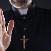 Polémico: renunció el director del hospital que le dio la vacuna a un sacerdote