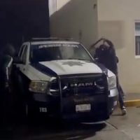 Sujetos armados golpean, balean y esposan a policía de Hidalgo a su patrulla; después dejan manta