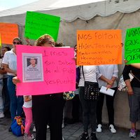 Familiares de desaparecidos en Nayarit protestan frente a palacio de gobierno