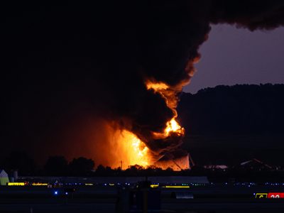 Choque y explosión de un avión de UPS en aeropuerto de Kentucky; siete muertos y 11 heridos (Videos)