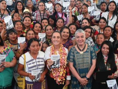 Sheinbaum reconoce a indígenas por traducir la cartilla de derechos de las mujeres a 67 lenguas