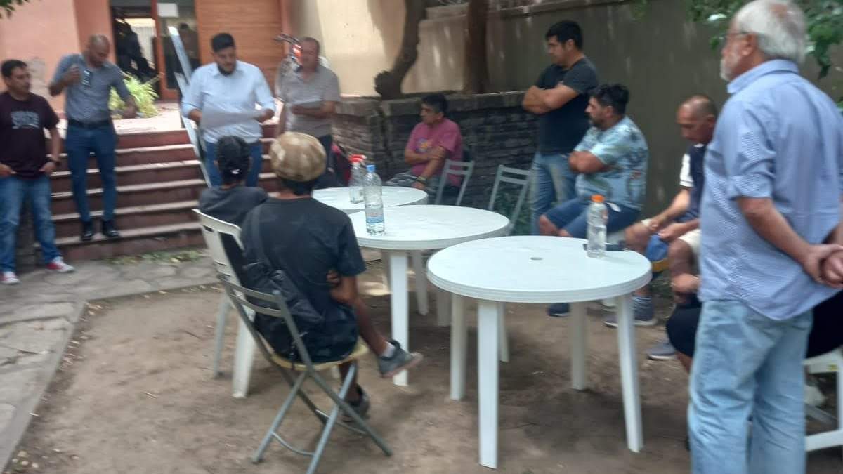 Vecinos y autoridades en la reunión convocada por la Defensoría del Pueblo. Fuente: (Facebook).