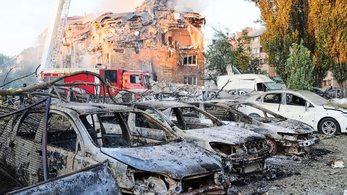 Bomberos trabajando en el lugar de un edificio después de un ataque ruso en Kiev, Ucrania, la mañana del jueves 28 de agosto de 2025