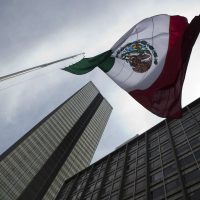 Fitch Ratings baja a 'negativa” perspectiva de notas crediticias de Pemex