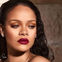 ¡No hay otra igual! Rihanna luce deslumbrante en una noche de lluvia. ¡Wow, mirá el video!