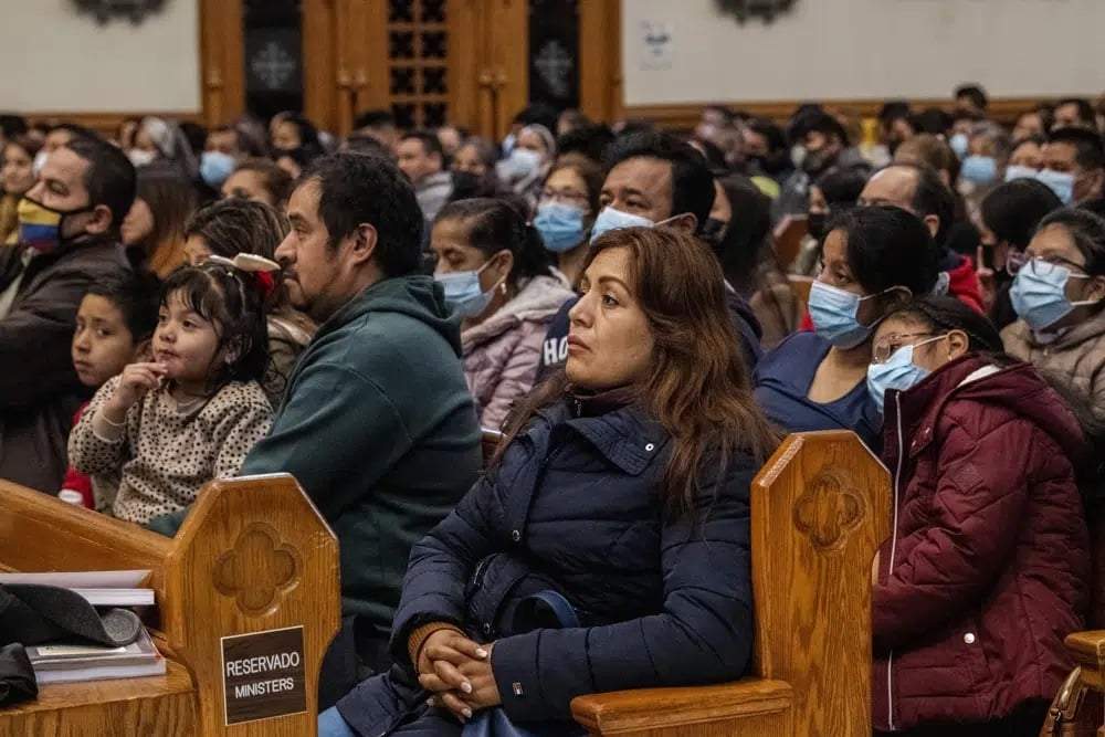Decenas de feligreses asisten a misa en la iglesia católica Our Lady of Sorrows en el distrito de Queens de Nueva York el 8 de mayo de 2022