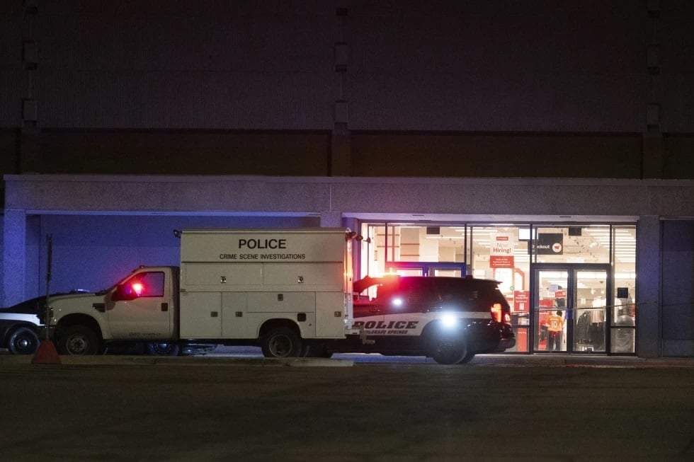 Investigadores de la policía de Colorado Springs trabajan en el Citadel Mall, Colorado, en Nochebuena después de que las autoridades informaran de una balacera