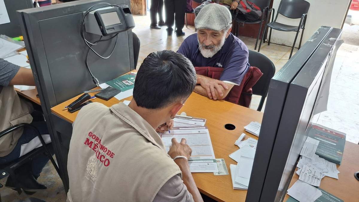 La Pensión para Personas Adultas Mayores mantiene un apoyo bimestral de 6,400 pesos.