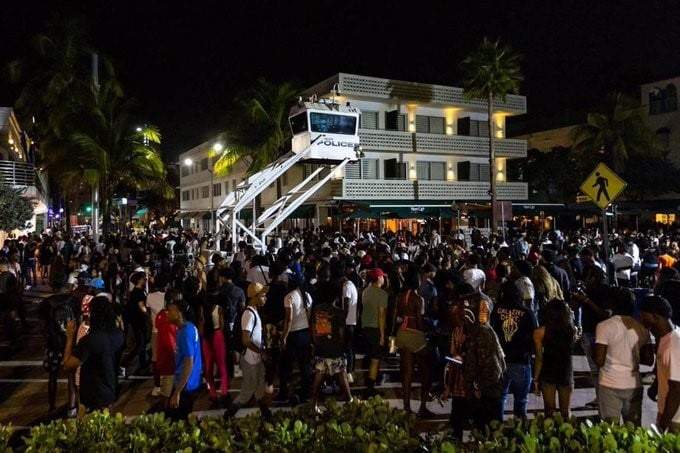 Una multitud en Ocean Drive durante las vacaciones de primavera en Miami Beach, Florida