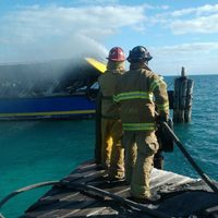 Se incendia barco de pasajeros en Cancún; reportan dos intoxicados (Video)