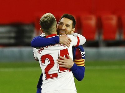 Papu Gómez reveló cómo fue la charla con Messi luego del choque con el Barcelona